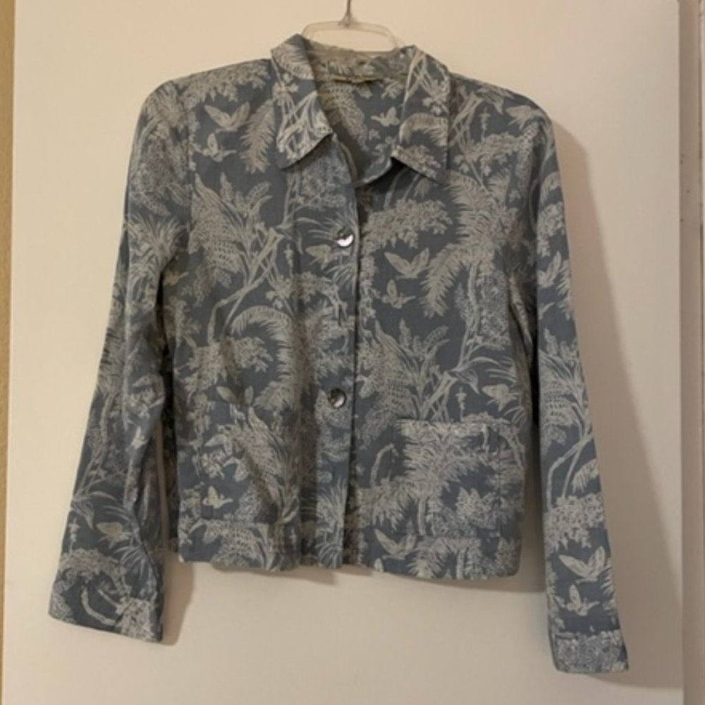 Great summer jacket in light blue and white leaf pattern, Size PS